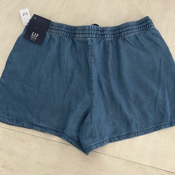 NWT Gap shorts with 3.5 inch inseam. - Picture 2 of 3